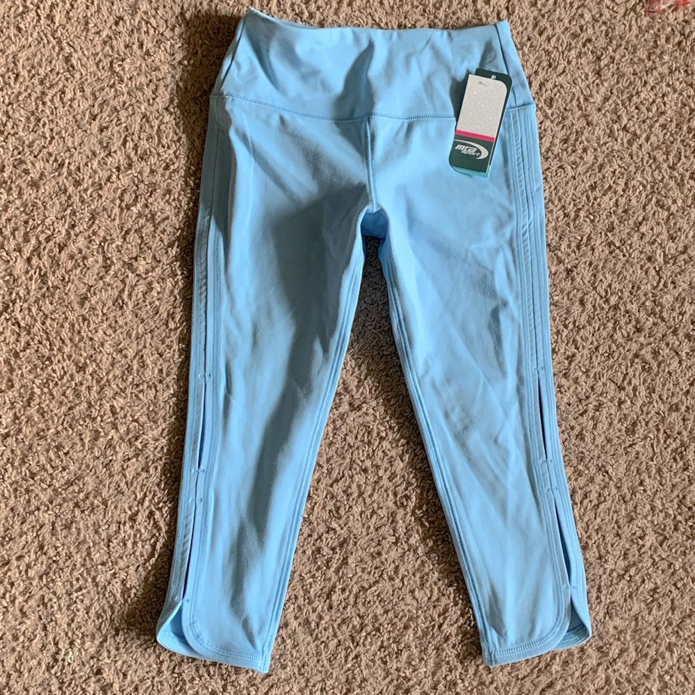 Girls’ M (7/8) Capri leggings Sky or Baby Blue/Periwinkle